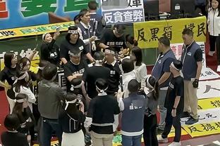 心系球队！广州外援摩尔完成左侧跟腱手术 来到主场为球队加油
